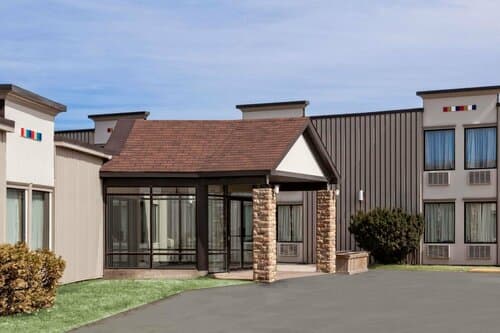 Внешний вид отеля Travelodge by Wyndham Miramichi New Brunswick
