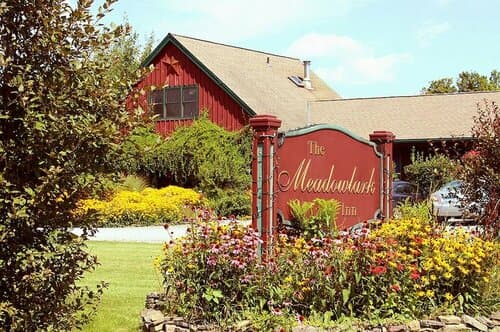 Внешний вид отеля The Meadowlark Inn