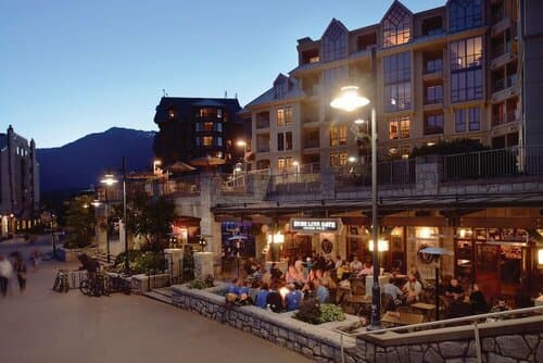 Внешний вид отеля Pan Pacific Whistler Mountainside