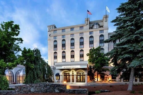 Внешний вид отеля DoubleTree by Hilton Nashua