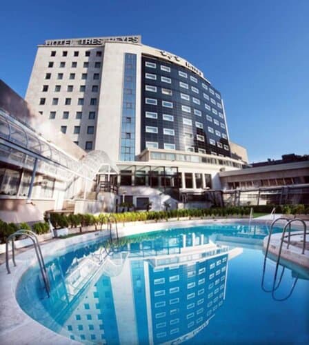 Внешний вид отеля Hotel Tres Reyes Pamplona