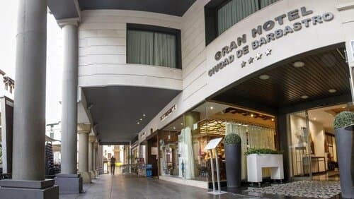 Внешний вид отеля Grand Hotel Ciudad De Barbastro
