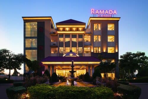 Внешний вид отеля Ramada by Wyndham Varanasi Katesar