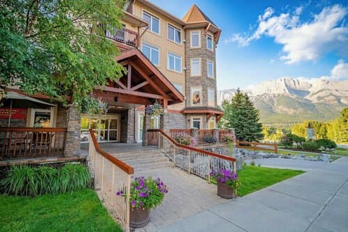 Внешний вид отеля Falcon Crest Lodge
