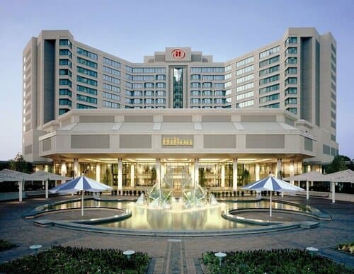 Внешний вид отеля Hilton East Brunswick Hotel & Executive Meeting Center